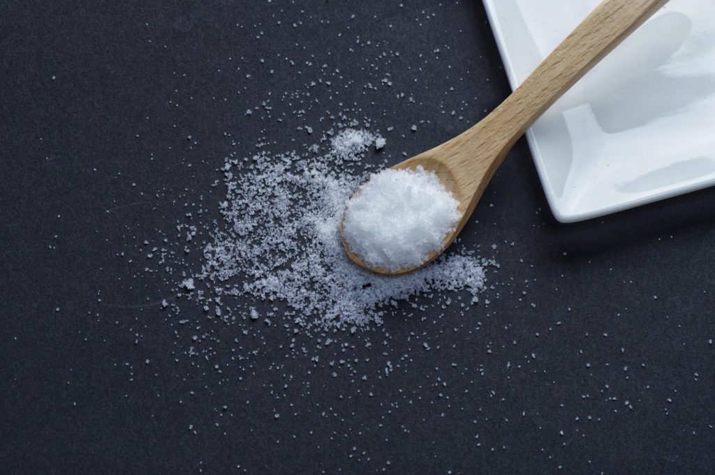 日本人の塩分摂取量は世界基準の2倍であり、減塩の必要に迫られています。